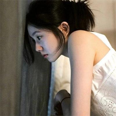 滑板车男孩